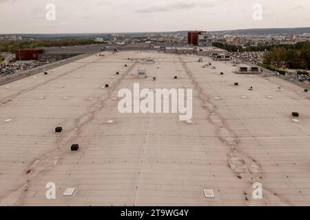 Photographie par drone du grand toit du centre commercial pendant la journée nuageuse d'automne Banque D'Images
