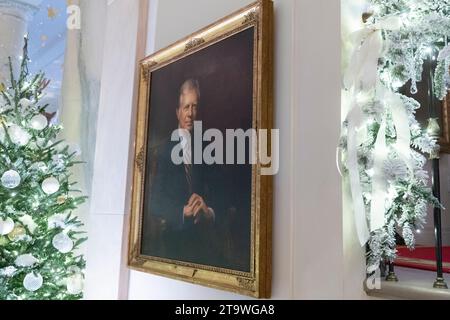 Washington DC, États-Unis. 27 novembre 2023. Un portrait de l’ancien président américain Jimmy carter est accroché dans le Cross Hall près du Grand Staircase, juste à l’extérieur de la salle est de la Maison Blanche à Washington, DC, décoré pour les vacances d’hiver 2023, avec le thème « magie, merveille et joie », 27 novembre 2023. Crédit : Chris Kleponis/CNP/MediaPunch crédit : MediaPunch Inc/Alamy Live News Banque D'Images