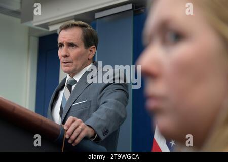 Washington, États-Unis. 27 novembre 2023. John Kirby, coordinateur du NSC AMÉRICAIN pour les communications stratégiques, parle de la guerre Israël-Hamas lors d'un point de presse aujourd'hui le 27 novembre 2023 à Brady Press Room/White House à Washington DC, USA. (Photo de Lenin Nolly/Sipa USA) crédit : SIPA USA/Alamy Live News Banque D'Images