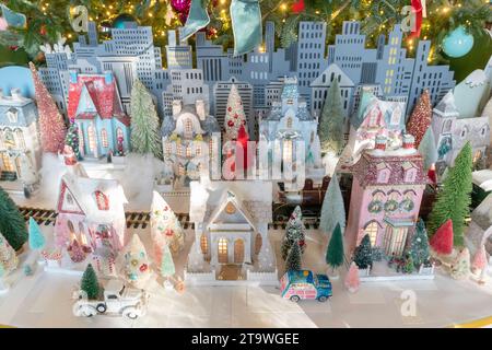 La Maison Blanche à Washington, DC décoré pour les vacances d'hiver 2023, avec le thème magie, merveille et joie, le 27 novembre 2023. Copyright : xChrisxKleponisx/xCNPx/MediaPunchx crédit : Imago/Alamy Live News Banque D'Images