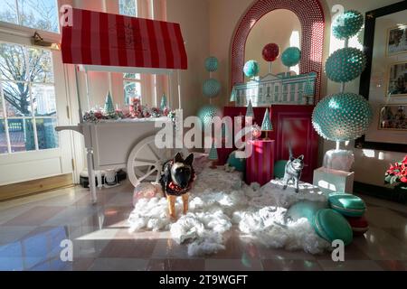 La Maison Blanche à Washington, DC décoré pour les vacances d'hiver 2023, avec le thème magie, merveille et joie, le 27 novembre 2023. Copyright : xChrisxKleponisx/xCNPx/MediaPunchx crédit : Imago/Alamy Live News Banque D'Images