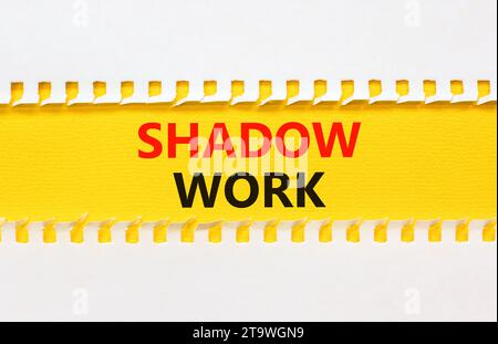Symbole de psychologie du travail d'ombre. Mots conceptuels Shadow travail sur beau papier jaune. Beau fond de papier blanc. Le concept de travail d'ombre en psychologie. Banque D'Images