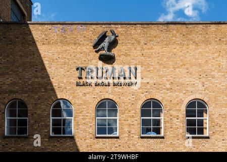 Londres, Royaume-Uni - 25 août 2023 : Truman Black Eagle Brewery. C'est une brasserie située autour de Brick Lane dans la région de Spitalfields Banque D'Images