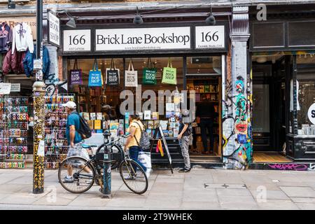 Londres, Royaume-Uni - 25 août 2023 : scène de rue avec des gens faisant du shopping à Brick Lane dans le quartier de Shoreditch dans l'East End Banque D'Images