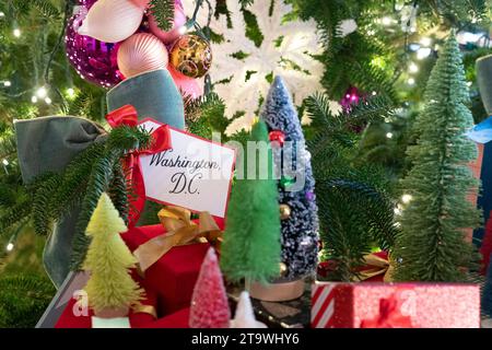 La Maison Blanche à Washington, DC décoré pour les vacances d'hiver 2023, avec le thème magie, merveille et joie, le 27 novembre 2023. Copyright : xChrisxKleponisx/xCNPx/MediaPunchx crédit : Imago/Alamy Live News Banque D'Images