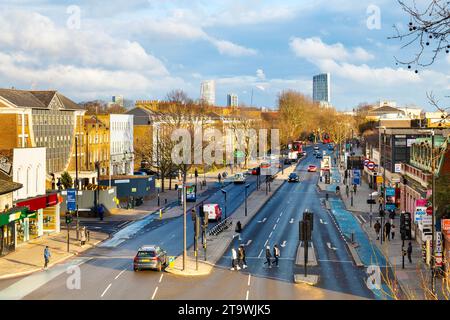 Vue sur Mile End Road et la station de métro Mile End, Londres, Angleterre Banque D'Images