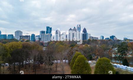 Vue aérienne panoramique pf Atlanta Skyline au coucher du soleil par temps couvert. Banque D'Images