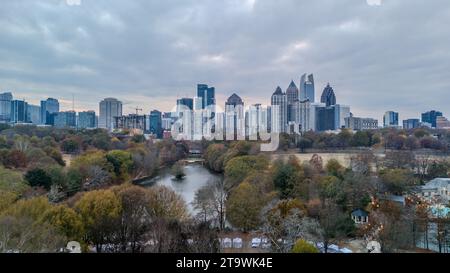 Vue aérienne panoramique pf Atlanta Skyline au coucher du soleil par temps couvert. Banque D'Images