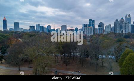 Vue aérienne panoramique pf Atlanta Skyline au coucher du soleil par temps couvert. Banque D'Images