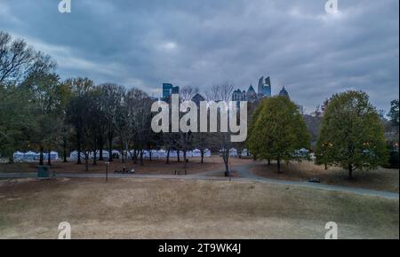 Vue aérienne panoramique pf Atlanta Skyline au coucher du soleil par temps couvert. Banque D'Images