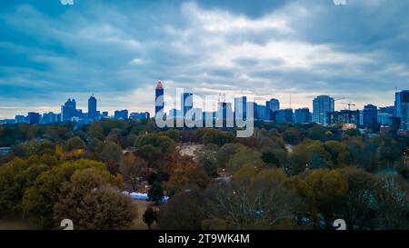 Vue aérienne panoramique pf Atlanta Skyline au coucher du soleil par temps couvert. Banque D'Images