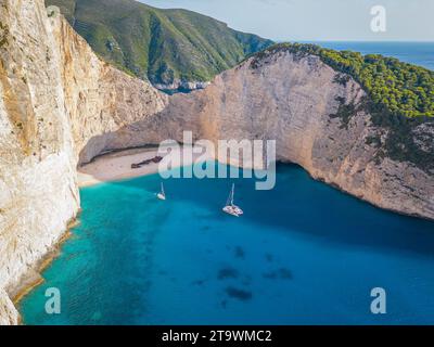 Shipwreck Beach, Navagio, par une journée ensoleillée sur l'île de Zakynthos, Grèce, vue aérienne. Banque D'Images