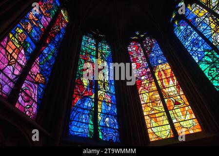 Vitraux de Jacques Villon représentant la Cène, la Crucifixion et Pâques dans la cathédrale Saint Etienne de Metz, France. Banque D'Images