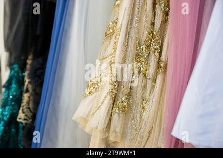 Différentes robes de mariage sur des cintres dans la boutique Banque D'Images