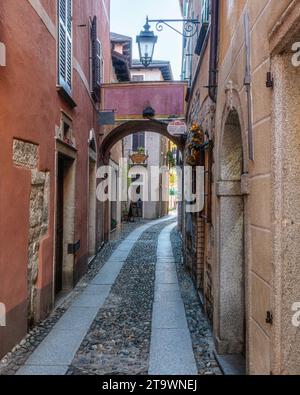 Vue panoramique en fin d'après-midi à Orta San Giulio pendant la saison d'automne. Province of Novara, Piémont, Italie. Banque D'Images