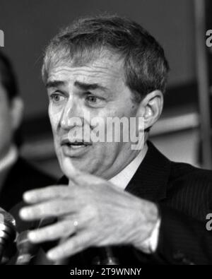 **PHOTO DE FICHIER** Elliot Silverstein est décédé. Washington DC, États-Unis, 15 mars 1988 le réalisateur d'Hollywood Elliot Silverstein s'exprimant au National Press Club lors de la conférence de presse de Directors Guild of America sur la colorisation des films en noir et blanc Credit : Mark Reinstein/MediaPunch Banque D'Images