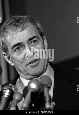 **PHOTO DE FICHIER** Elliot Silverstein est décédé. Washington DC, États-Unis, 15 mars 1988 le réalisateur d'Hollywood Elliot Silverstein s'exprimant au National Press Club lors de la conférence de presse de Directors Guild of America sur la colorisation des films en noir et blanc Credit : Mark Reinstein/MediaPunch Banque D'Images