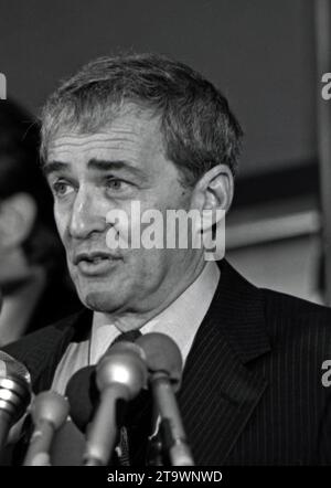 **PHOTO DE FICHIER** Elliot Silverstein est décédé. Washington DC, États-Unis, 15 mars 1988 le réalisateur d'Hollywood Elliot Silverstein s'exprimant au National Press Club lors de la conférence de presse de Directors Guild of America sur la colorisation des films en noir et blanc Credit : Mark Reinstein/MediaPunch Banque D'Images