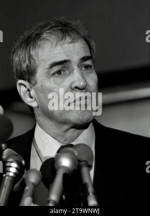 **PHOTO DE FICHIER** Elliot Silverstein est décédé. Washington DC, États-Unis, 15 mars 1988 le réalisateur d'Hollywood Elliot Silverstein s'exprimant au National Press Club lors de la conférence de presse de Directors Guild of America sur la colorisation des films en noir et blanc Credit : Mark Reinstein/MediaPunch Banque D'Images