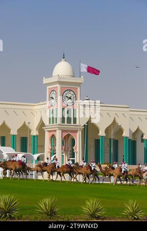 Qatar, Doha, Palais Emiri, Tour de l'horloge, cavalerie de chameau, chameaux arabes, dromadaire, gens, Banque D'Images