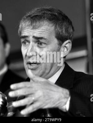 **PHOTO DE FICHIER** Elliot Silverstein est décédé. Washington DC, États-Unis, 15 mars 1988 le réalisateur d'Hollywood Elliot Silverstein s'exprimant au National Press Club lors de la conférence de presse de Directors Guild of America sur la colorisation des films en noir et blanc Copyright : xMarkxReinsteinx/xMediaPunchx crédit : Imago/Alamy Live News Banque D'Images