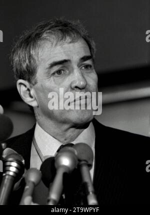 **PHOTO DE FICHIER** Elliot Silverstein est décédé. Washington DC, États-Unis, 15 mars 1988 le réalisateur d'Hollywood Elliot Silverstein s'exprimant au National Press Club lors de la conférence de presse de Directors Guild of America sur la colorisation des films en noir et blanc Copyright : xMarkxReinsteinx/xMediaPunchx crédit : Imago/Alamy Live News Banque D'Images