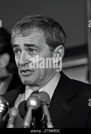 **PHOTO DE FICHIER** Elliot Silverstein est décédé. Washington DC, États-Unis, 15 mars 1988 le réalisateur d'Hollywood Elliot Silverstein s'exprimant au National Press Club lors de la conférence de presse de Directors Guild of America sur la colorisation des films en noir et blanc Copyright : xMarkxReinsteinx/xMediaPunchx crédit : Imago/Alamy Live News Banque D'Images