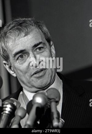 **PHOTO DE FICHIER** Elliot Silverstein est décédé. Washington DC, États-Unis, 15 mars 1988 le réalisateur d'Hollywood Elliot Silverstein s'exprimant au National Press Club lors de la conférence de presse de Directors Guild of America sur la colorisation des films en noir et blanc Copyright : xMarkxReinsteinx/xMediaPunchx crédit : Imago/Alamy Live News Banque D'Images