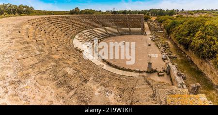 Vue panoramique sur l'amphithéâtre de l'ancienne ville romaine de Salamis près de Famagouste, Chypre du Nord Banque D'Images