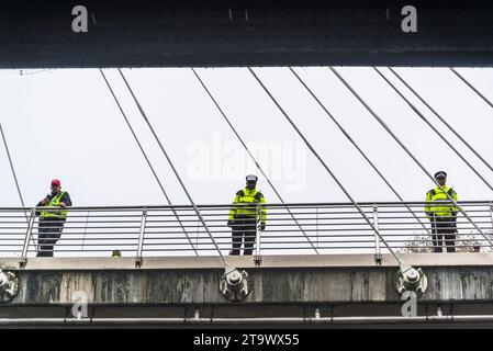 Police sur le pont Hungerford, marche contre l'antisémitisme, des dizaines de milliers de personnes protestent contre la montée des crimes haineux contre les Juifs, Londres, Royaume-Uni, 26/1 Banque D'Images