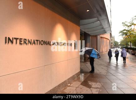 Washington, DC - 04 juin 2018 : les gens près du Fonds monétaire international, siège du FMI 2 Building (HQ2) à DC. Banque D'Images