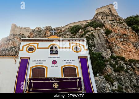 Le château d'Olvera, un château mauresque construit par les Arabes au 12e siècle sur un rocher stratégique dominant le village aux murs blancs d'Olvera, Andalousie, Espagne. Banque D'Images