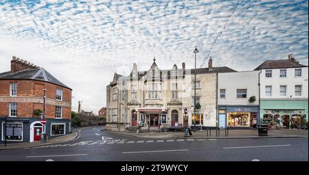 L'Athenaeum Centre et bonbon chic et Bloomin Krackers font des vitrines à High Street, Warminster, Wiltshire, Royaume-Uni, le 27 novembre 2023 Banque D'Images