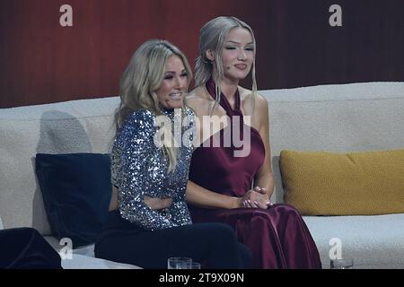 Wetten, dass. AM 25.11.2023 in der Baden-Arena à Offenburg Helene Fischer und Shirin David *** pari que le 25 11 2023 dans la Baden Arena à Offenburg Helene Fischer et Shirin David XRX crédit : Imago / Alamy Live News Banque D'Images