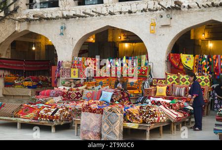 Qatar, Doha, Souk Waqif, magasin de tapis, Banque D'Images