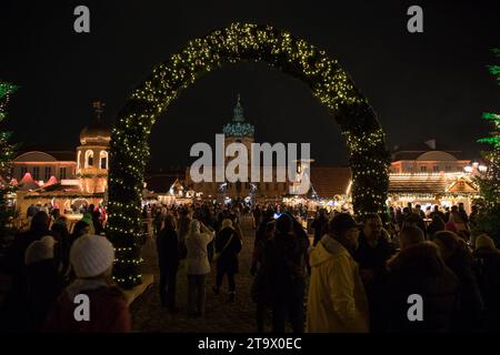 Berlin, Allemagne. 27 novembre 2023. Le 27 novembre 2023 marque l'ouverture des marchés de Noël les plus appréciés de Berlin, avec le Weihnachtsmarkt am Schloss Charlottenburg en tête de la scène. Ce marché emblématique, situé dans le cadre romantique du château de Charlottenburg, est réputé pour ses illuminations majestueuses et attire à la fois les habitants et les touristes. Le château de Charlottenburg devient un pays des merveilles hivernales, baigné chaque année de lumières romantiques et colorées. Le marché évite les décorations en plastique, optant pour des matériaux naturels pour créer une atmosphère nostalgique. La saison verra près de 100 marchés de Noël th Banque D'Images