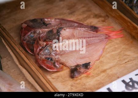 ITO, Japon ; 1 octobre 2023 : poisson dans un magasin de poisson séché à Ito City, Shizuoka, Japon. Banque D'Images