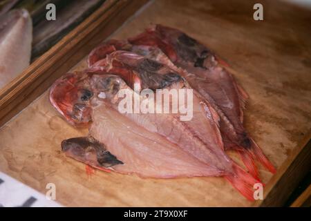 ITO, Japon ; 1 octobre 2023 : poisson dans un magasin de poisson séché à Ito City, Shizuoka, Japon. Banque D'Images