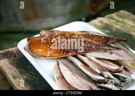 ITO, Japon ; 1 octobre 2023 : poisson dans un magasin de poisson séché à Ito City, Shizuoka, Japon. Banque D'Images