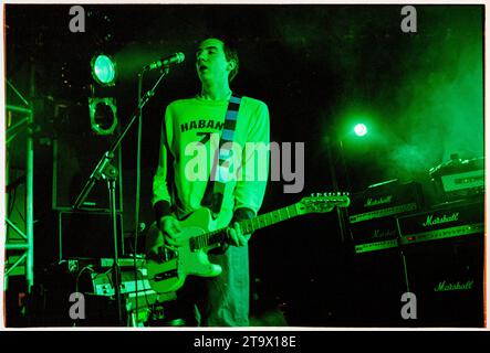 GARY LIGHTBODY, JEUNE, SNOW PATROL, 2001 : un jeune Gary Lightbody de la Snow Patrol en première tournée en soutien à Ash au Great Hall de l'Université de Cardiff le 10 mai 2001. Photo : Rob Watkins. INFO : Snow Patrol est un groupe de rock nord-irlandais-écossais connu pour son son rock alternatif émouvant. Formé en 1994, ils ont acquis une reconnaissance mondiale avec des tubes comme « Chasing Cars » et « Run », mélangeant des paroles introspectives avec des mélodies anthématiques et atmosphériques. Banque D'Images