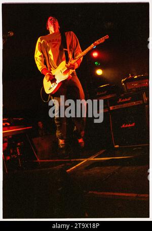 GARY LIGHTBODY, JEUNE, SNOW PATROL, 2001 : un jeune Gary Lightbody de la Snow Patrol en première tournée en soutien à Ash au Great Hall de l'Université de Cardiff le 10 mai 2001. Photo : Rob Watkins. INFO : Snow Patrol est un groupe de rock nord-irlandais-écossais connu pour son son rock alternatif émouvant. Formé en 1994, ils ont acquis une reconnaissance mondiale avec des tubes comme « Chasing Cars » et « Run », mélangeant des paroles introspectives avec des mélodies anthématiques et atmosphériques. Banque D'Images