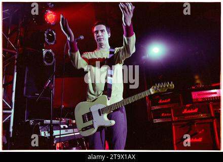 GARY LIGHTBODY, JEUNE, SNOW PATROL, 2001 : un jeune Gary Lightbody de la Snow Patrol en première tournée en soutien à Ash au Great Hall de l'Université de Cardiff le 10 mai 2001. Photo : Rob Watkins. INFO : Snow Patrol est un groupe de rock nord-irlandais-écossais connu pour son son rock alternatif émouvant. Formé en 1994, ils ont acquis une reconnaissance mondiale avec des tubes comme « Chasing Cars » et « Run », mélangeant des paroles introspectives avec des mélodies anthématiques et atmosphériques. Banque D'Images