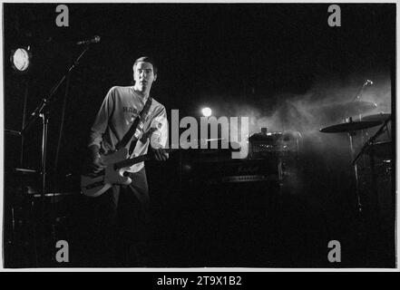 GARY LIGHTBODY, JEUNE, SNOW PATROL, 2001 : un jeune Gary Lightbody de la Snow Patrol en première tournée en soutien à Ash au Great Hall de l'Université de Cardiff le 10 mai 2001. Photo : Rob Watkins. INFO : Snow Patrol est un groupe de rock nord-irlandais-écossais connu pour son son rock alternatif émouvant. Formé en 1994, ils ont acquis une reconnaissance mondiale avec des tubes comme « Chasing Cars » et « Run », mélangeant des paroles introspectives avec des mélodies anthématiques et atmosphériques. Banque D'Images