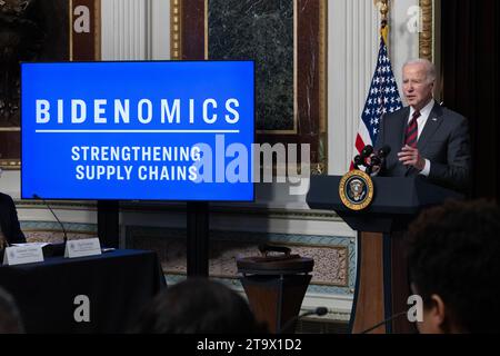 Washington, États-Unis. 27 novembre 2023. Le président AMÉRICAIN Joe Biden prononce une allocution lors d’un événement pour discuter des efforts visant à réduire les coûts pour les clients en renforçant les chaînes d’approvisionnement dans l’économie, dans la salle des traités indiens du bâtiment exécutif Eisenhower sur le complexe de la Maison Blanche à Washington, DC, États-Unis, le 27 novembre 2023. Crédit : SIPA USA/Alamy Live News Banque D'Images