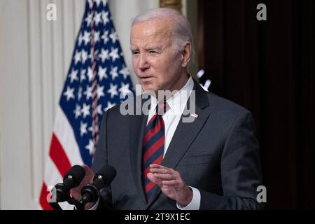 Washington, États-Unis. 27 novembre 2023. Le président AMÉRICAIN Joe Biden prononce une allocution lors d’un événement pour discuter des efforts visant à réduire les coûts pour les clients en renforçant les chaînes d’approvisionnement dans l’économie, dans la salle des traités indiens du bâtiment exécutif Eisenhower sur le complexe de la Maison Blanche à Washington, DC, États-Unis, le 27 novembre 2023. Crédit : SIPA USA/Alamy Live News Banque D'Images