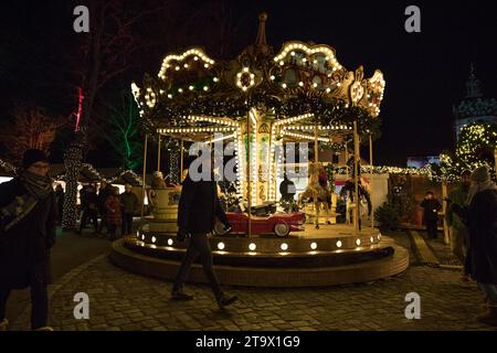 Berlin, Allemagne. 27 novembre 2023. Le 27 novembre 2023 marque l'ouverture des marchés de Noël les plus appréciés de Berlin, avec le Weihnachtsmarkt am Schloss Charlottenburg en tête de la scène. Ce marché emblématique, situé dans le cadre romantique du château de Charlottenburg, est réputé pour ses illuminations majestueuses et attire à la fois les habitants et les touristes. Le château de Charlottenburg devient un pays des merveilles hivernales, baigné chaque année de lumières romantiques et colorées. Le marché évite les décorations en plastique, optant pour des matériaux naturels pour créer une atmosphère nostalgique. La saison verra près de 100 marchés de Noël th Banque D'Images