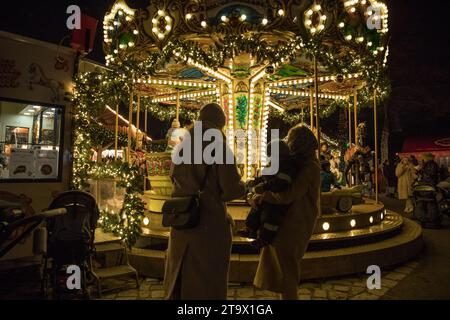 Berlin, Allemagne. 27 novembre 2023. Le 27 novembre 2023 marque l'ouverture des marchés de Noël les plus appréciés de Berlin, avec le Weihnachtsmarkt am Schloss Charlottenburg en tête de la scène. Ce marché emblématique, situé dans le cadre romantique du château de Charlottenburg, est réputé pour ses illuminations majestueuses et attire à la fois les habitants et les touristes. Le château de Charlottenburg devient un pays des merveilles hivernales, baigné chaque année de lumières romantiques et colorées. Le marché évite les décorations en plastique, optant pour des matériaux naturels pour créer une atmosphère nostalgique. La saison verra près de 100 marchés de Noël th Banque D'Images