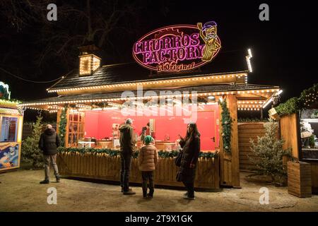 Berlin, Allemagne. 27 novembre 2023. Le 27 novembre 2023 marque l'ouverture des marchés de Noël les plus appréciés de Berlin, avec le Weihnachtsmarkt am Schloss Charlottenburg en tête de la scène. Ce marché emblématique, situé dans le cadre romantique du château de Charlottenburg, est réputé pour ses illuminations majestueuses et attire à la fois les habitants et les touristes. Le château de Charlottenburg devient un pays des merveilles hivernales, baigné chaque année de lumières romantiques et colorées. Le marché évite les décorations en plastique, optant pour des matériaux naturels pour créer une atmosphère nostalgique. La saison verra près de 100 marchés de Noël th Banque D'Images