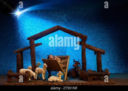 Nativité de Noël scène de bébé Jésus dans la crèche entourée par les animaux Banque D'Images