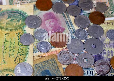 Focalisation sélective de vieux billets de banque d'argent égyptien et des pièces de différentes époques du royaume à la République d'Egypte temps, vintage rétro vieux égyptien c Banque D'Images